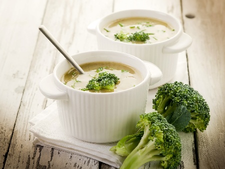 Лесна и бърза супа с броколи, сирене чедър и сметана - снимка на рецептата
